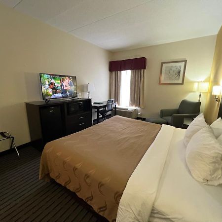 Quality Inn Richmond Airport Сендстон Екстер'єр фото