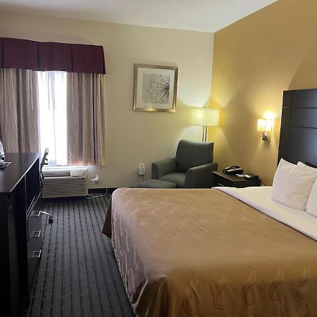 Quality Inn Richmond Airport Сендстон Екстер'єр фото