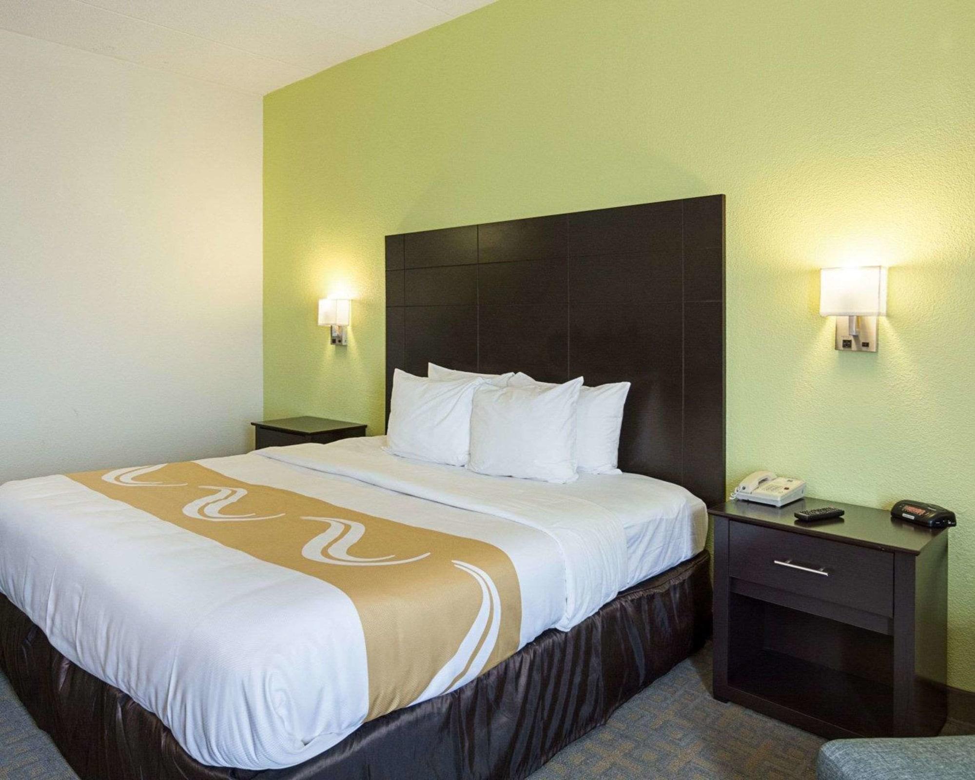 Quality Inn Richmond Airport Сендстон Екстер'єр фото