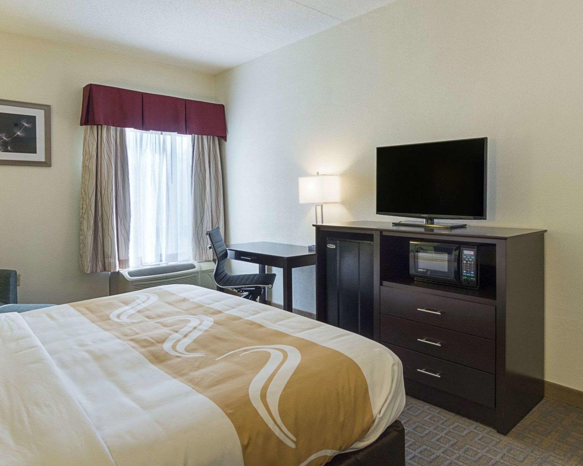 Quality Inn Richmond Airport Сендстон Екстер'єр фото