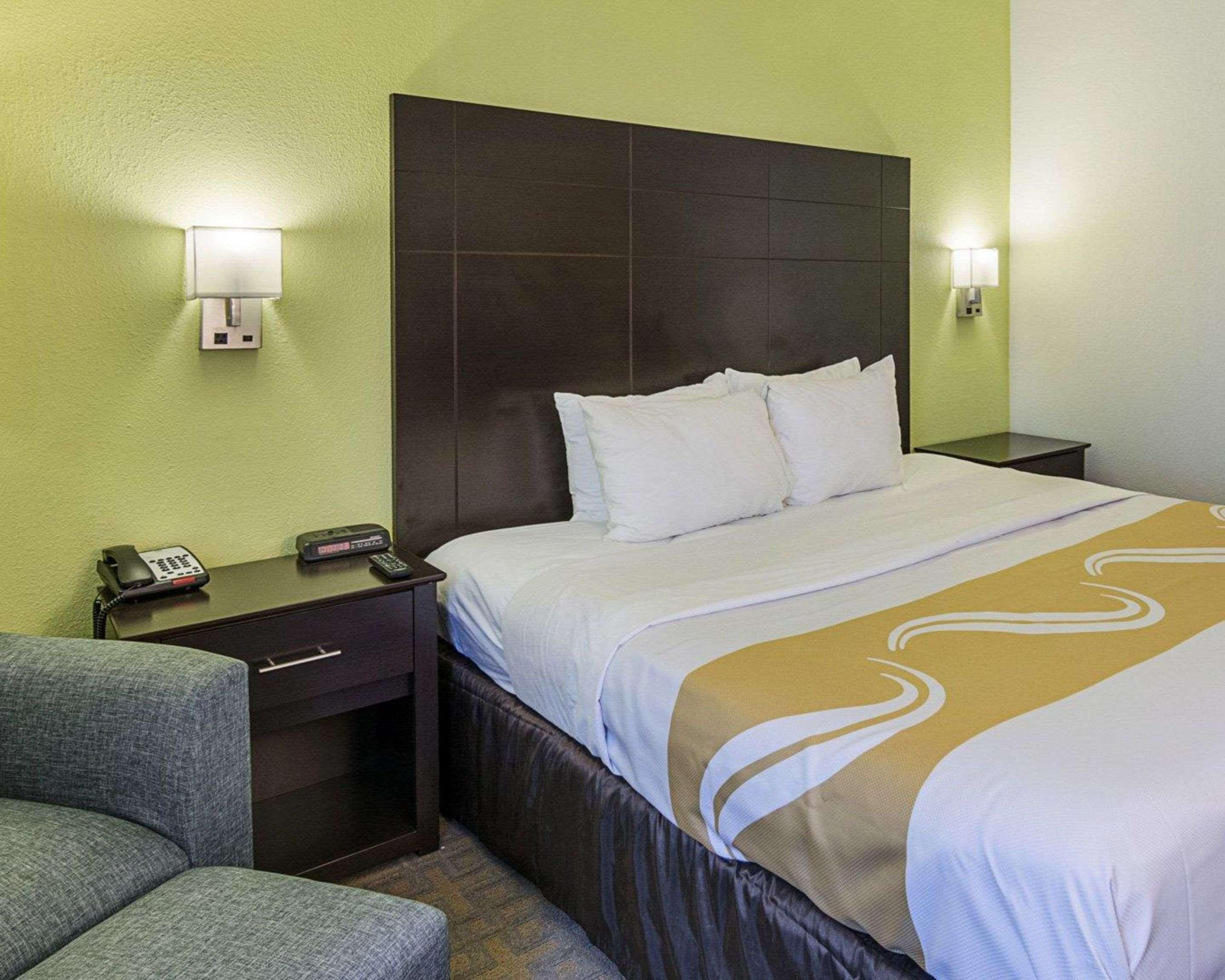 Quality Inn Richmond Airport Сендстон Екстер'єр фото