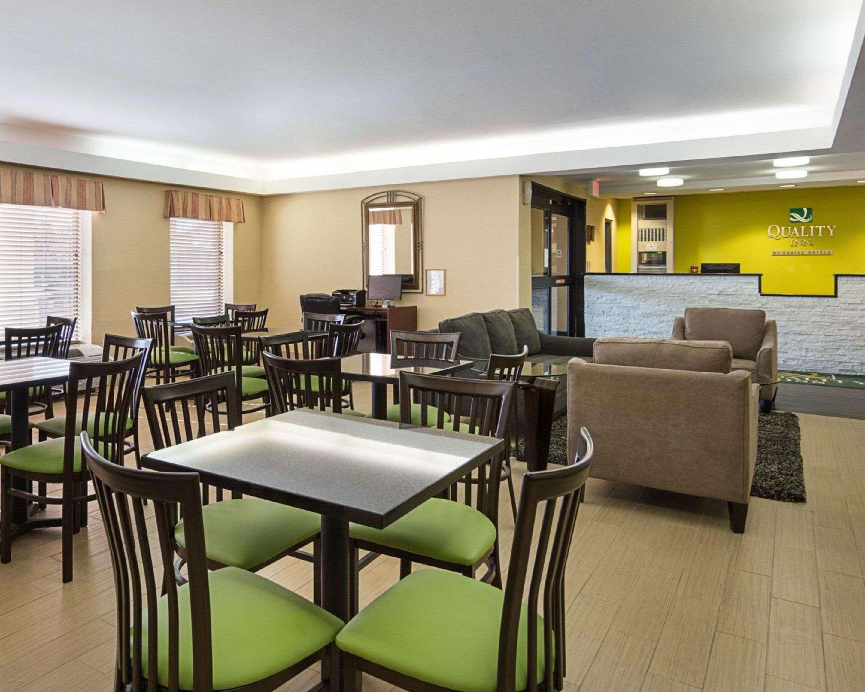 Quality Inn Richmond Airport Сендстон Екстер'єр фото