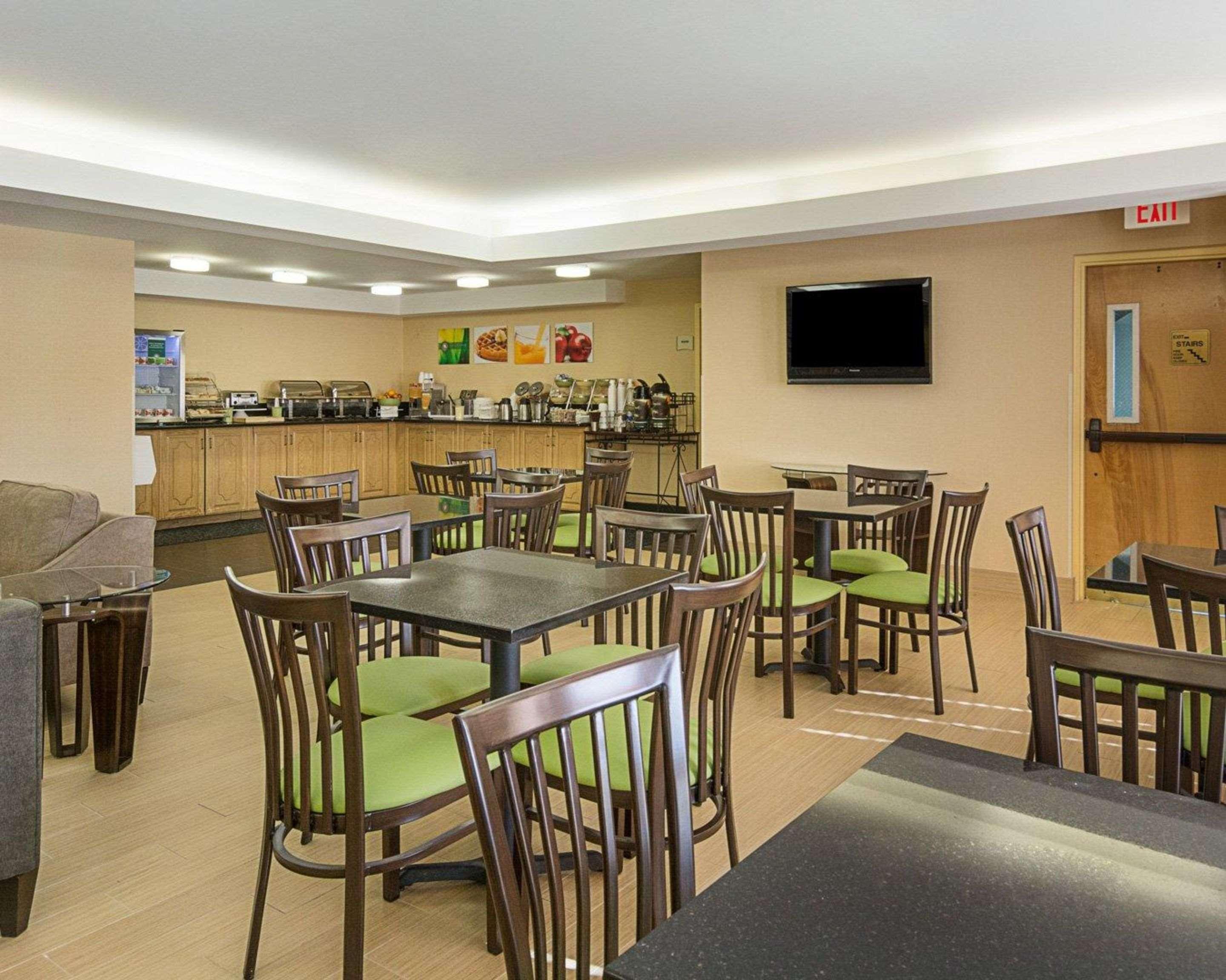Quality Inn Richmond Airport Сендстон Екстер'єр фото