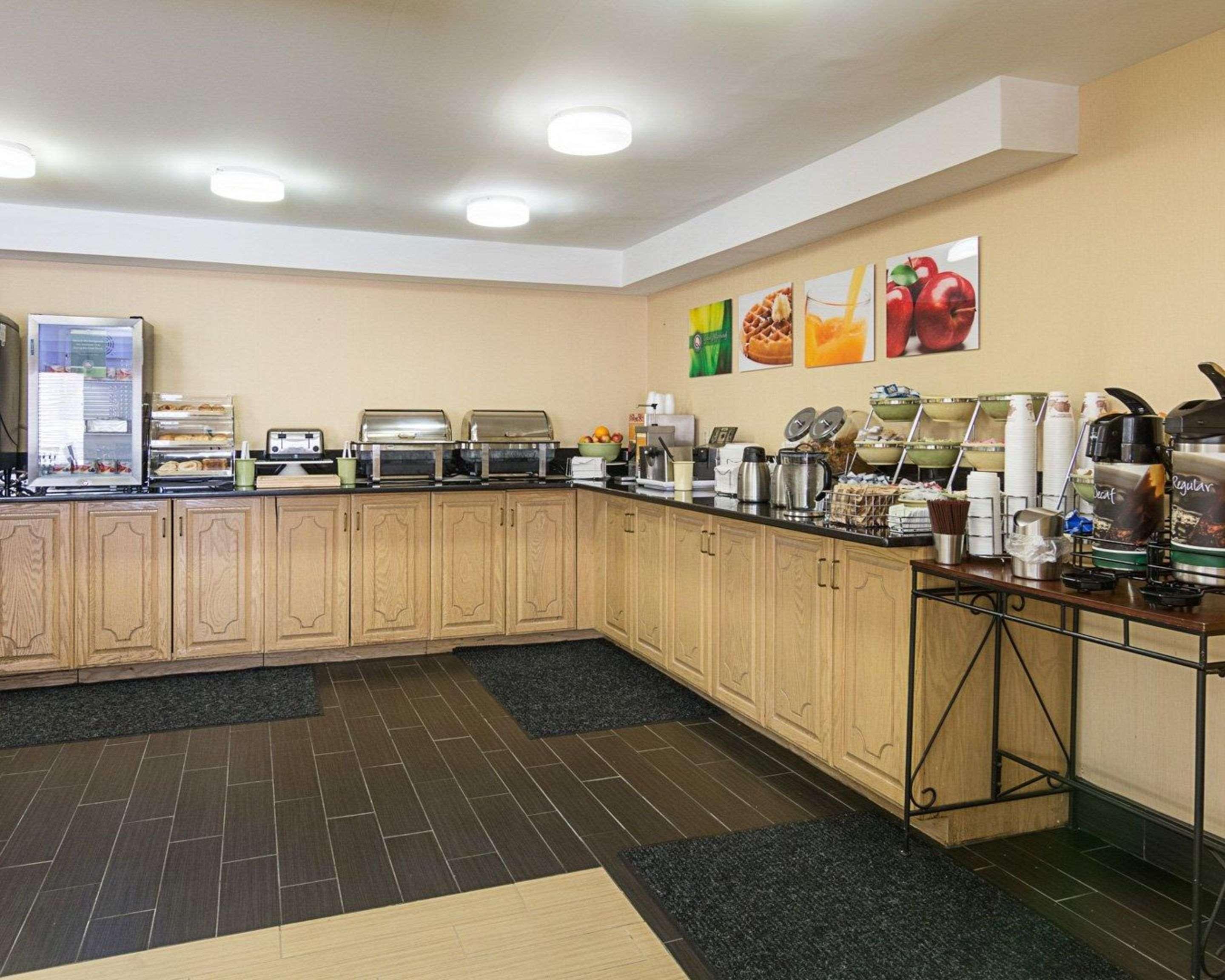 Quality Inn Richmond Airport Сендстон Екстер'єр фото