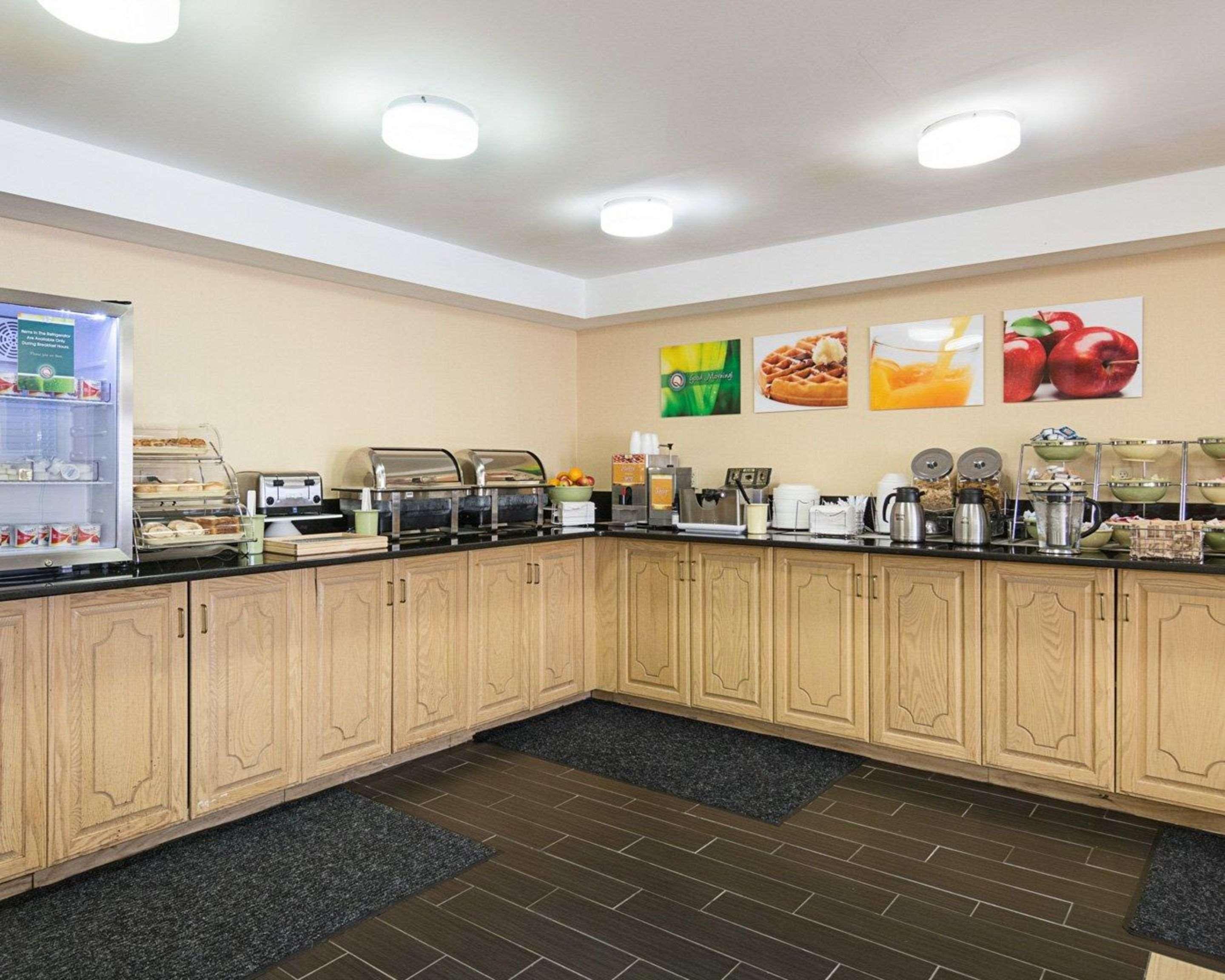 Quality Inn Richmond Airport Сендстон Екстер'єр фото