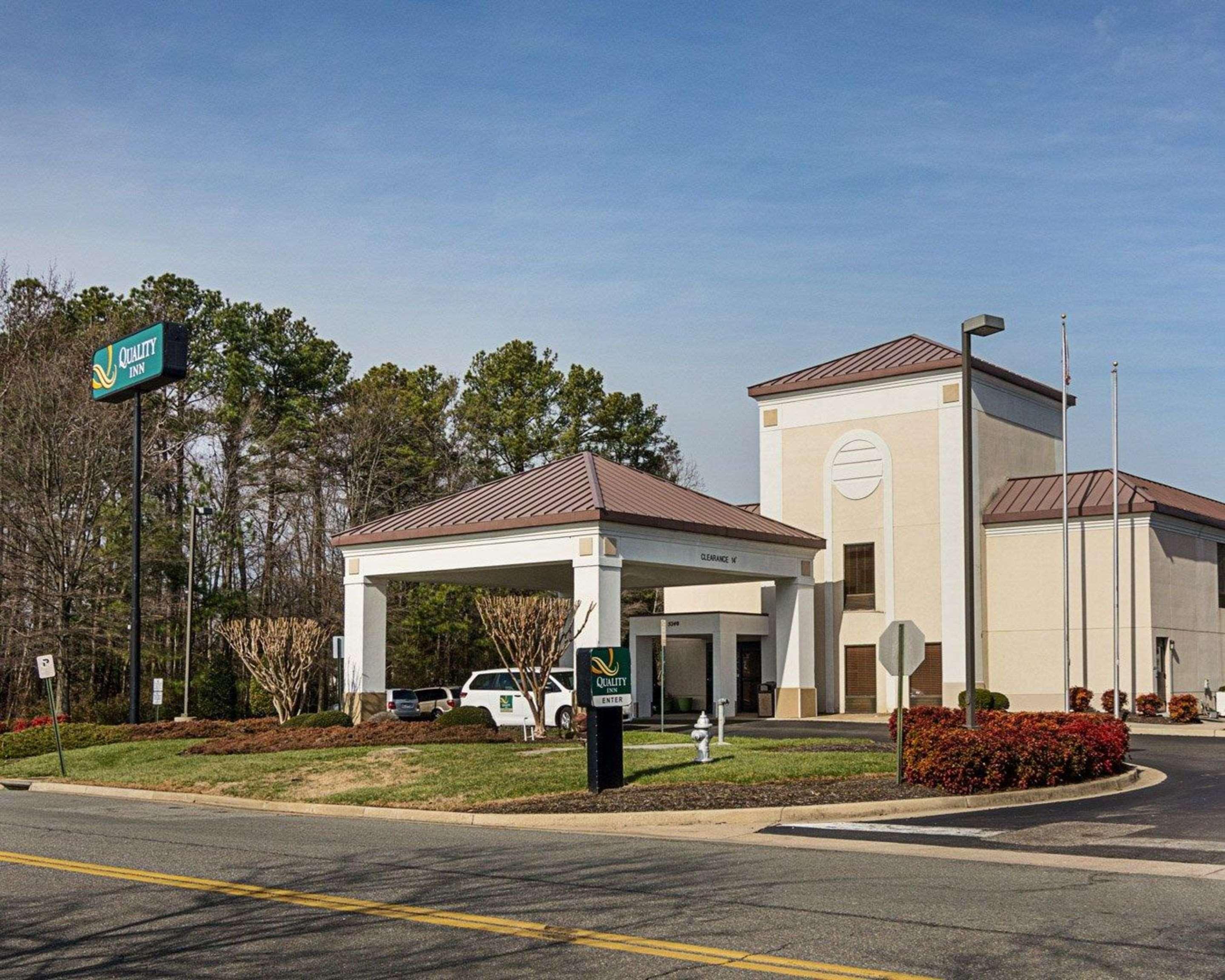 Quality Inn Richmond Airport Сендстон Екстер'єр фото