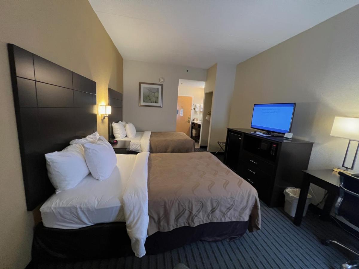 Quality Inn Richmond Airport Сендстон Екстер'єр фото