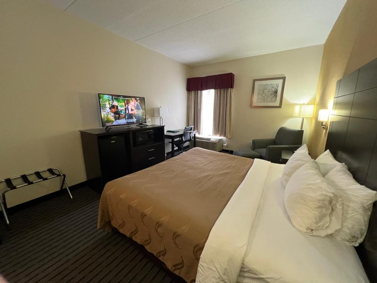 Quality Inn Richmond Airport Сендстон Екстер'єр фото