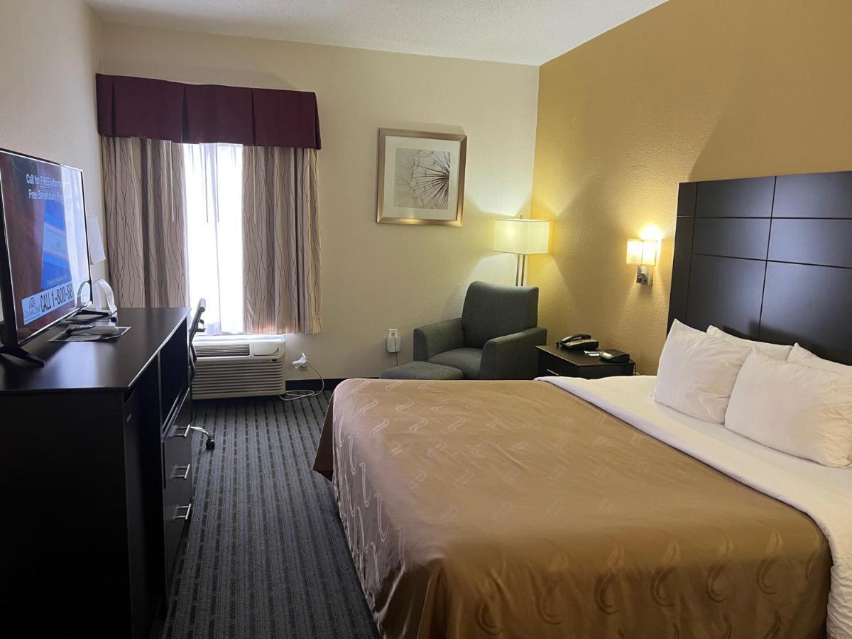 Quality Inn Richmond Airport Сендстон Екстер'єр фото