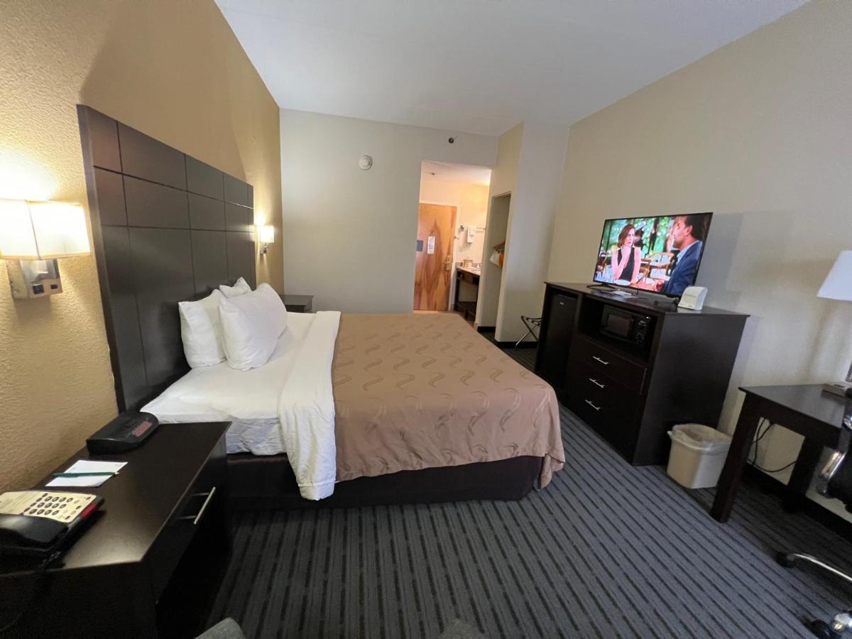 Quality Inn Richmond Airport Сендстон Екстер'єр фото
