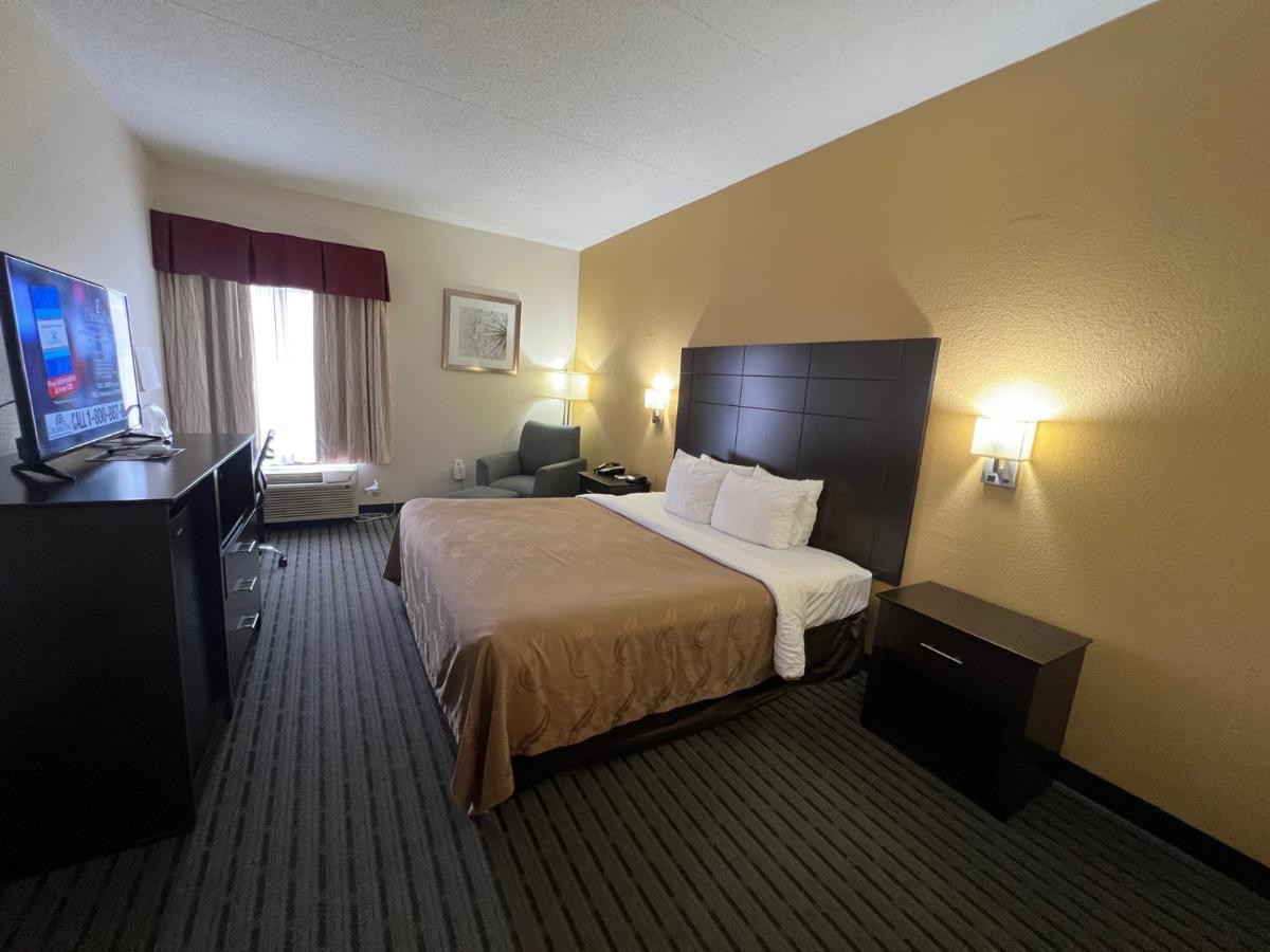 Quality Inn Richmond Airport Сендстон Екстер'єр фото