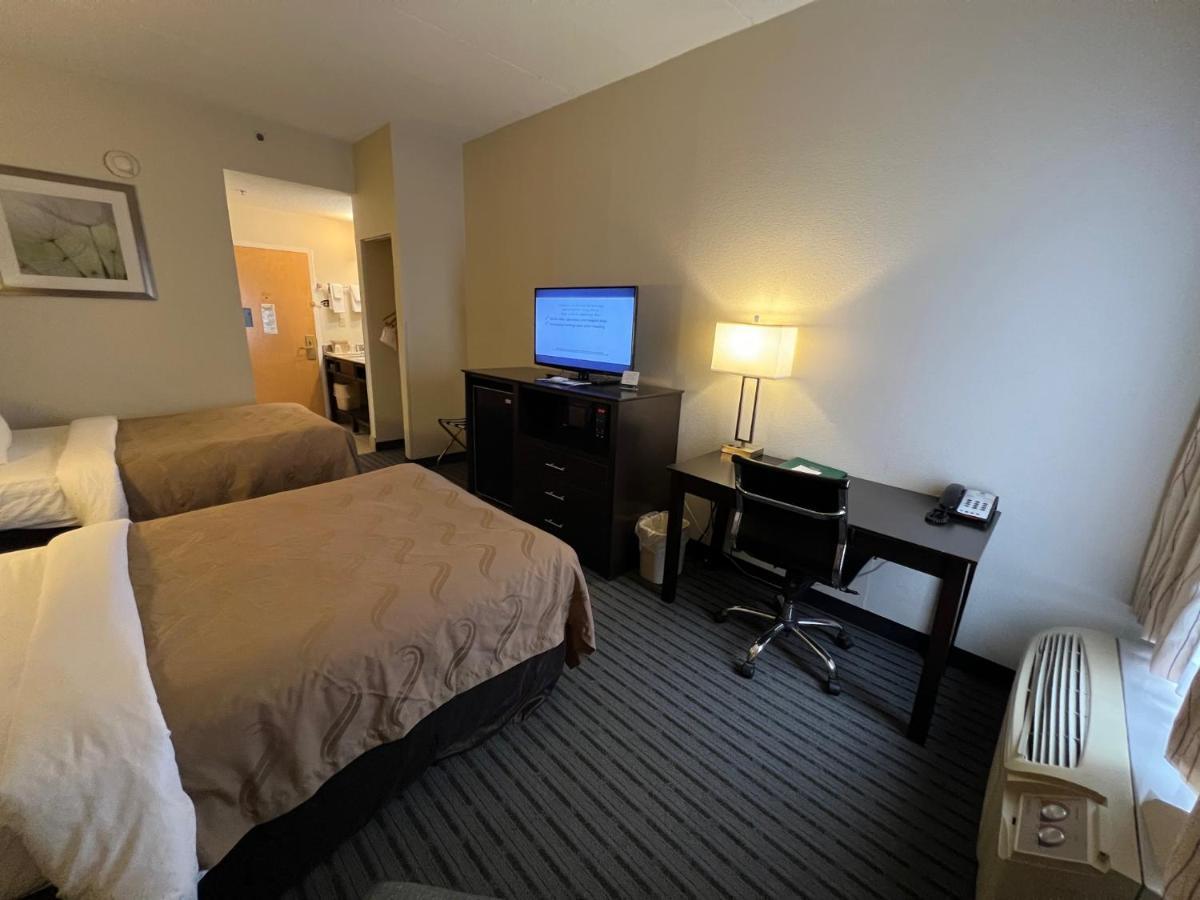 Quality Inn Richmond Airport Сендстон Екстер'єр фото