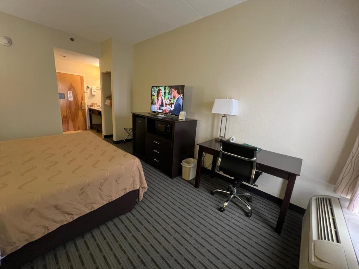 Quality Inn Richmond Airport Сендстон Екстер'єр фото